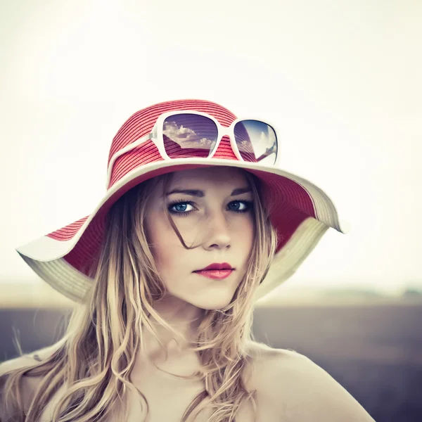 Romantiska porträtt av en flicka i en hatt — Stockfoto