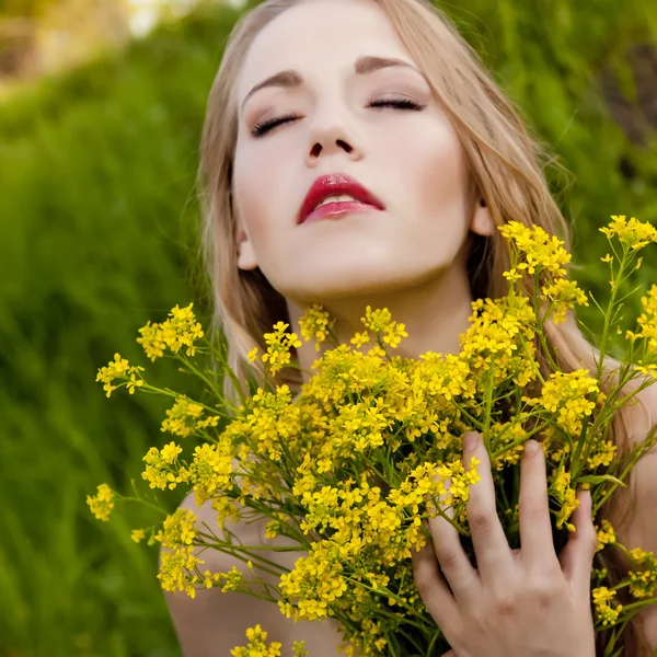 Retrato de una hermosa chica con flores — Foto de Stock