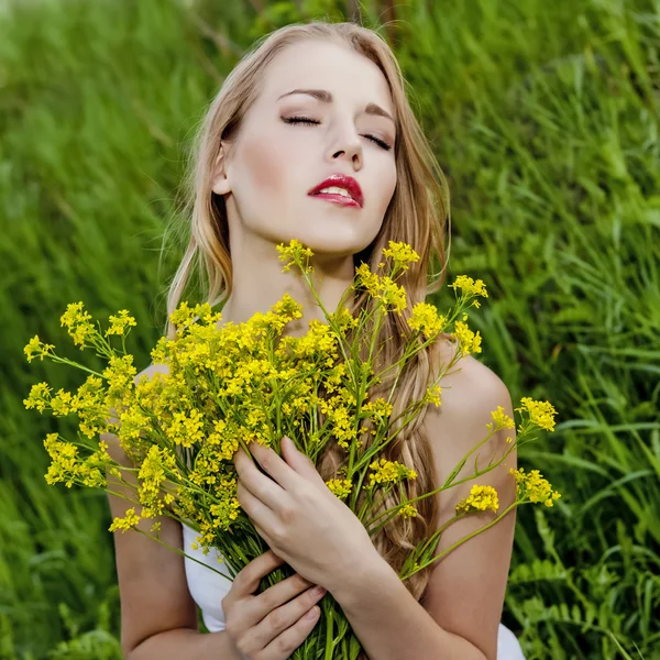 Portrét smyslné dívky s květinami — Stock fotografie