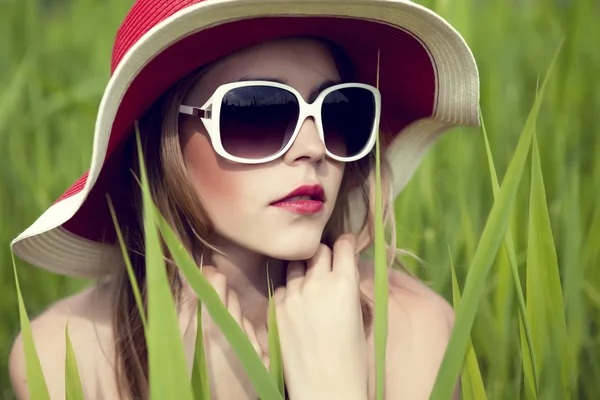 Retrato de uma menina sensual no chapéu — Fotografia de Stock