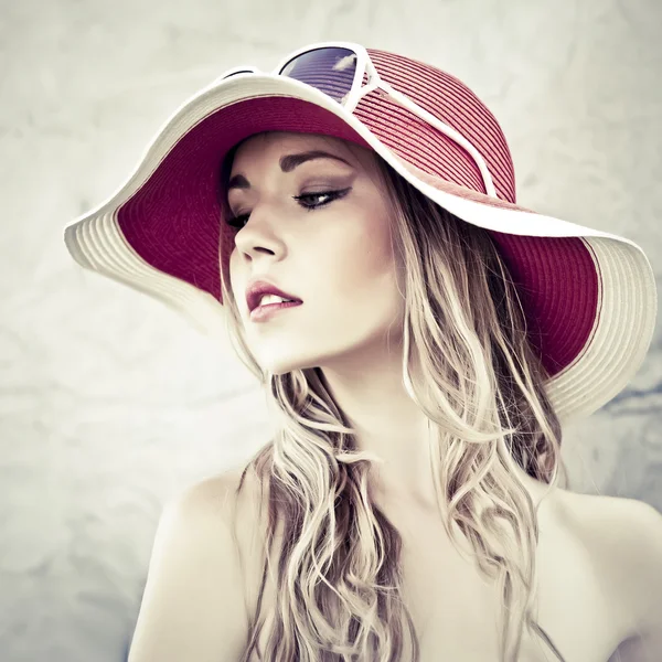 Portret zmysłowa dziewczyna w kapeluszu — Zdjęcie stockowe