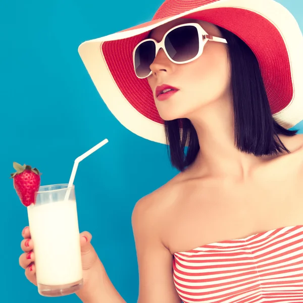 Smyslná žena se slunečními brýlemi pije koktejl — Stock fotografie