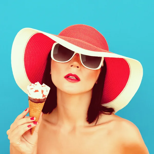 Summer Girl con helado —  Fotos de Stock