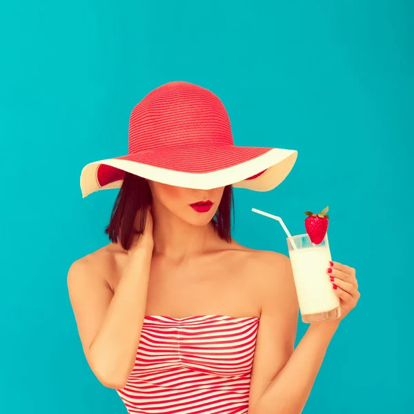 Sinnliche Frau mit Sonnenbrille trinkt einen Cocktail — Stockfoto