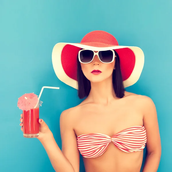 Güneş gözlüklü şehvetli kadın kokteyl içiyor. — Stok fotoğraf