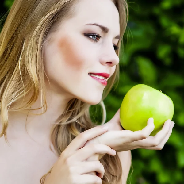 Portrait d'une belle fille avec une pomme — Photo