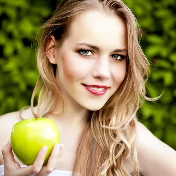 Retrato de una hermosa chica con una manzana — Foto de Stock