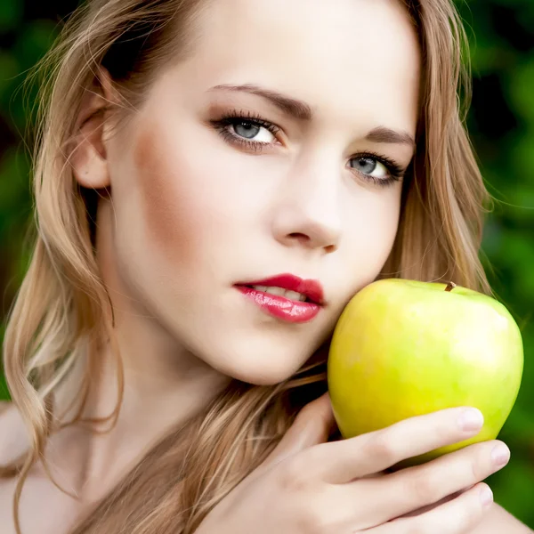 Retrato sensual de una chica con una manzana — Foto de Stock