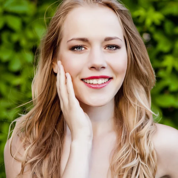 Portret van een glimlachende meisje in het park — Stockfoto