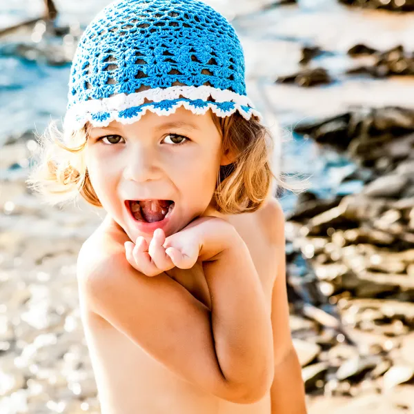 Kumsaldaki küçük tatlı kız — Stok fotoğraf