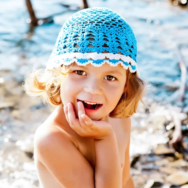 Retrato de linda niña en vacaciones en la playa —  Fotos de Stock