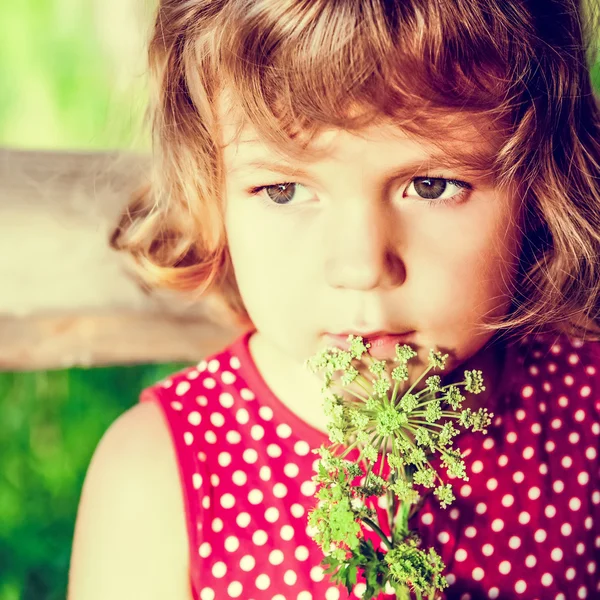 Портрет милої маленької дівчинки — стокове фото