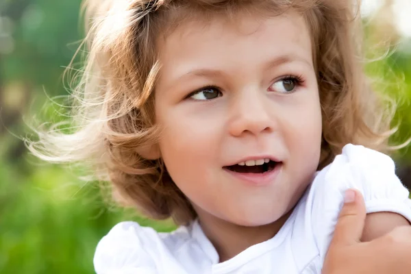 Portret przestraszony małej dziewczynki — Zdjęcie stockowe