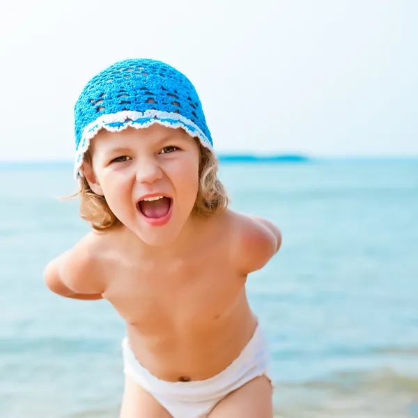 Kleines Mädchen Kind auf dem Meer — Stockfoto