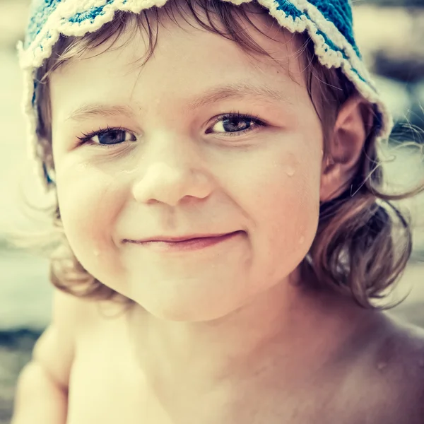 ยิ้มสาวน้อยบนชายหาด — ภาพถ่ายสต็อก
