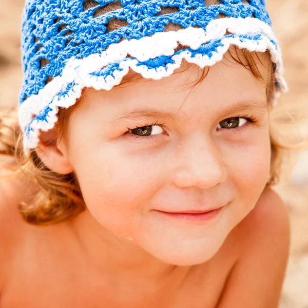 Smiling little girl on the beach — Stock Photo, Image
