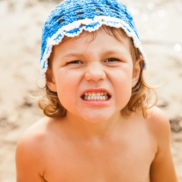 Zabawna dziewczynka na plaży. — Zdjęcie stockowe