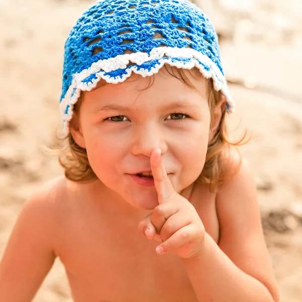 Zabawne dziecko na plaży — Zdjęcie stockowe