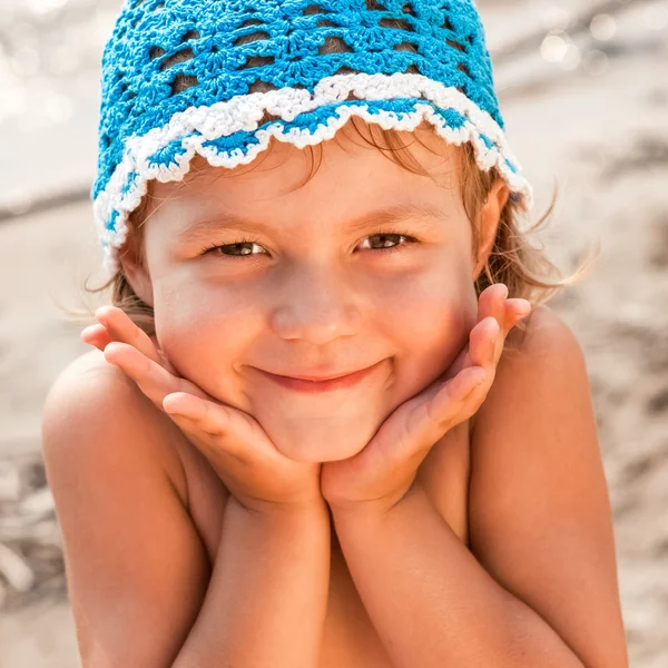 Zabawna dziewczynka na plaży. — Zdjęcie stockowe