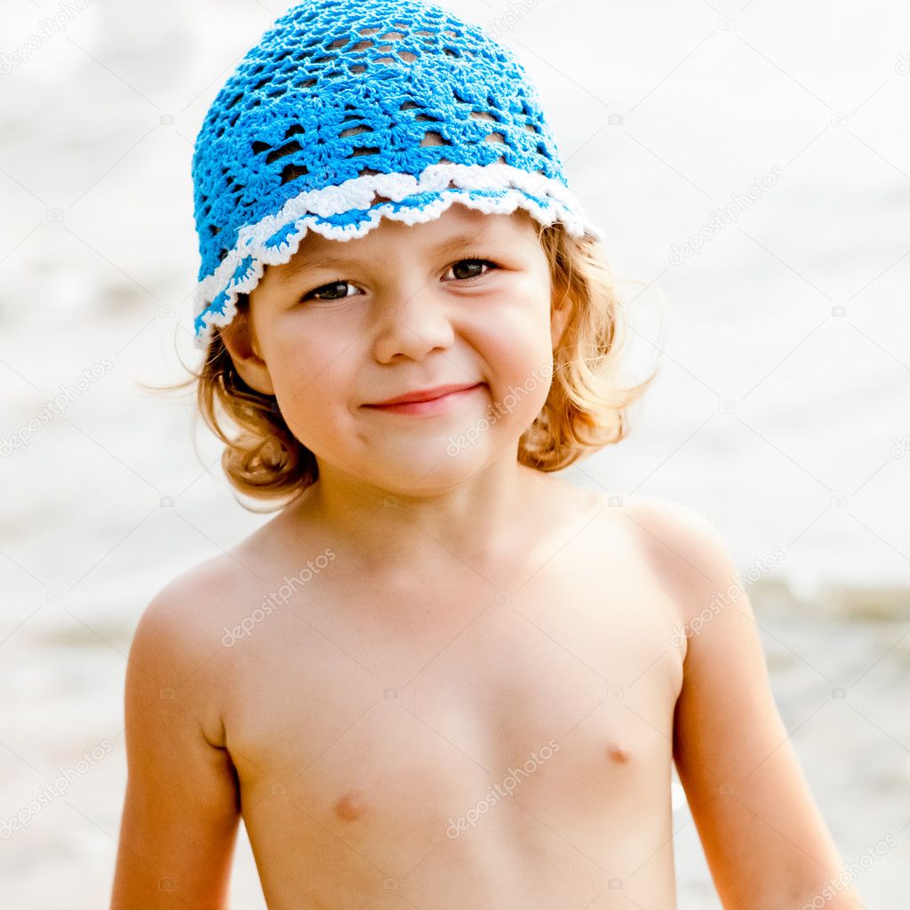 Niña pequeña en el mar — Foto de stock #11397104 © Porechenskaya