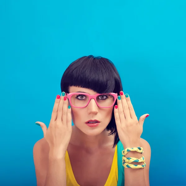 Sommar mode tjej med glasögon — Stockfoto