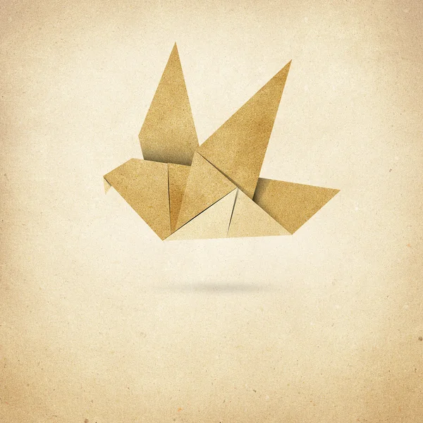 Origami Bird riciclata carta mestiere su sfondo di carta — Foto Stock