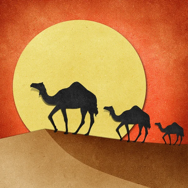Camelo e pirâmide no deserto Artesanato de papel reciclado — Fotografia de Stock