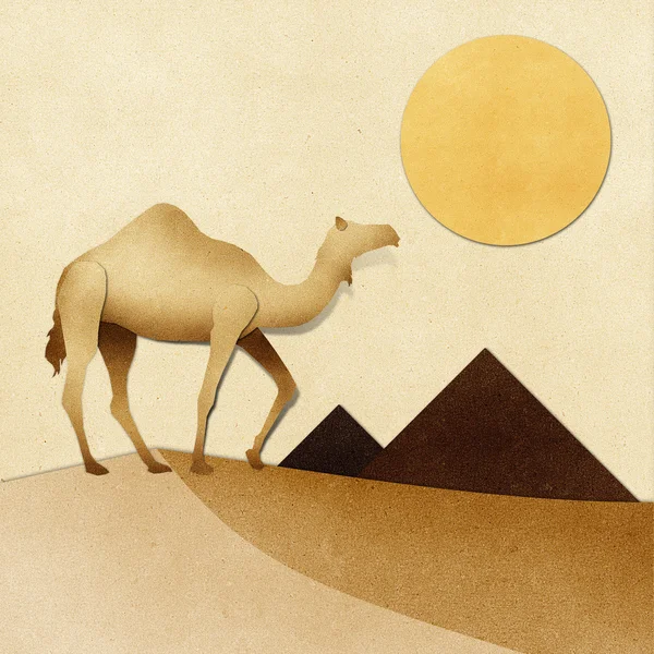 Kameel en piramide op woestijn gerecycleerd papier ambacht — Stockfoto