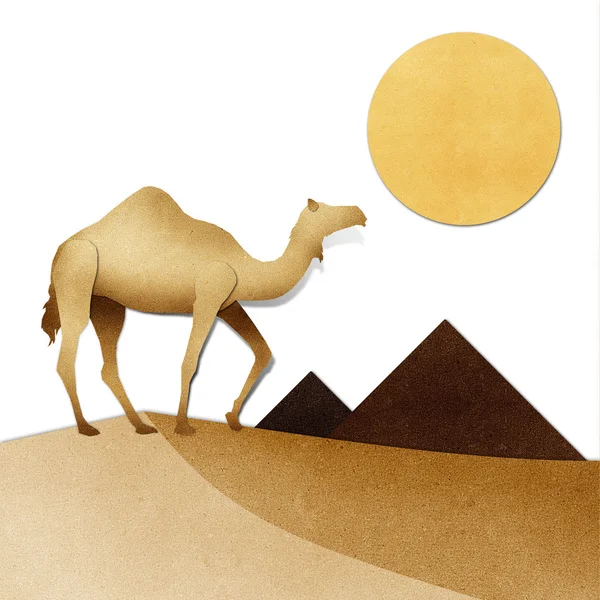 Camello y pirámide en el desierto Papel reciclado artesanía —  Fotos de Stock
