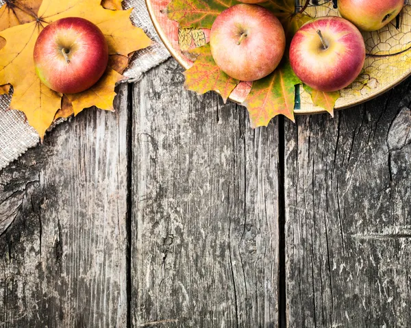 Осенняя граница из яблок и желтых листьев — стоковое фото