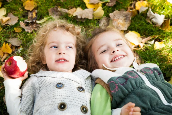 Glückliche Kinder im Freien — Stockfoto