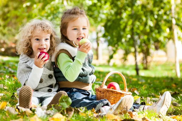 Enfants mangeant des pommes — Photo