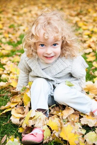 Dítě hrající v podzimním parku — Stock fotografie