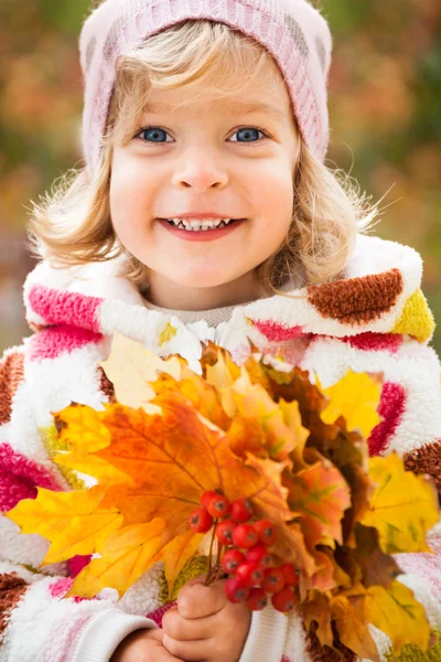 Kind in herfst park — Stockfoto