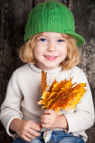 Kid s žlutým javor listy — Stock fotografie