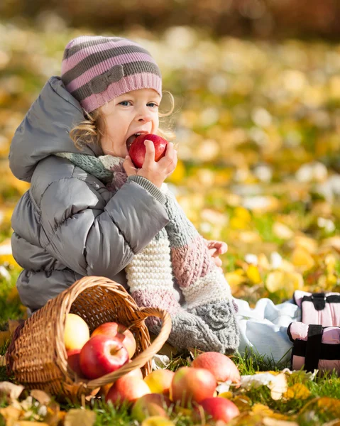 Niño comiendo manzana —  Fotos de Stock