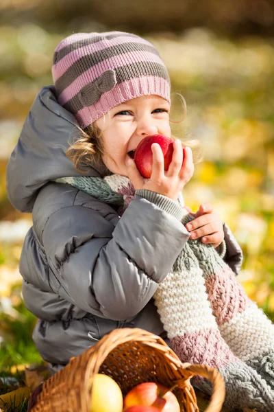 Kind isst roten Apfel — Stockfoto