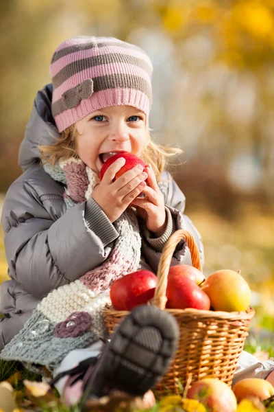 Ребенок ест красное яблоко — стоковое фото