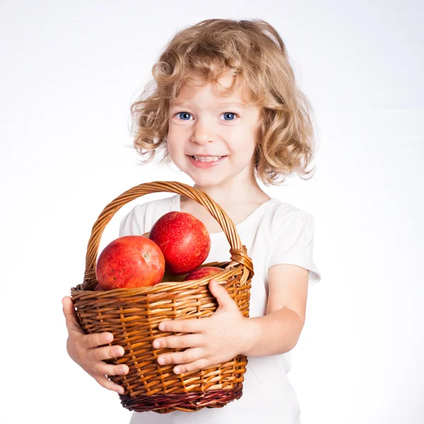 Kind mit Korb voller Äpfel — Stockfoto
