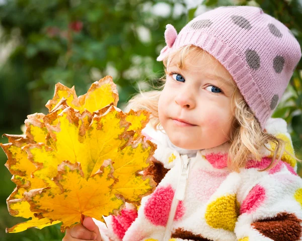 Dítě s bandou podzimní listí — Stock fotografie