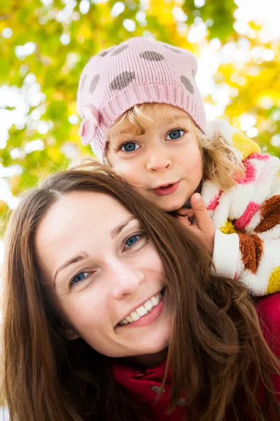 Donna con bambino in autunno — Foto Stock