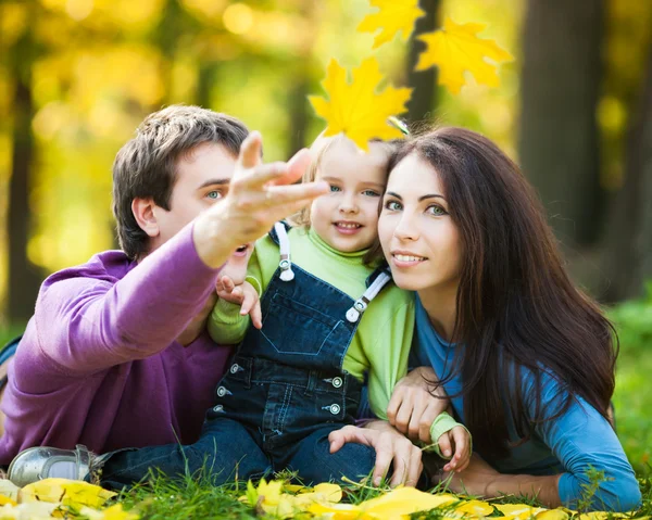 Lycklig familj i höst — Stockfoto