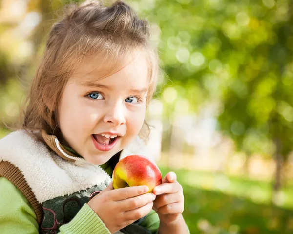 Criança comendo maçã — Fotografia de Stock