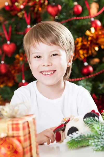 Счастливый улыбающийся ребенок на Рождество — стоковое фото