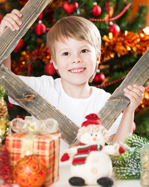 Счастливый мальчик, играющий в Рождество — стоковое фото