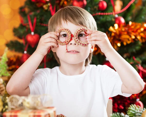 Мальчик веселится на Рождество — стоковое фото