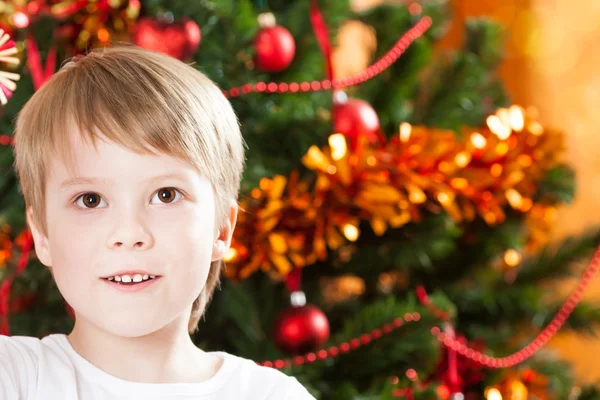 Retrato de close-up de menino no Natal — Fotografia de Stock