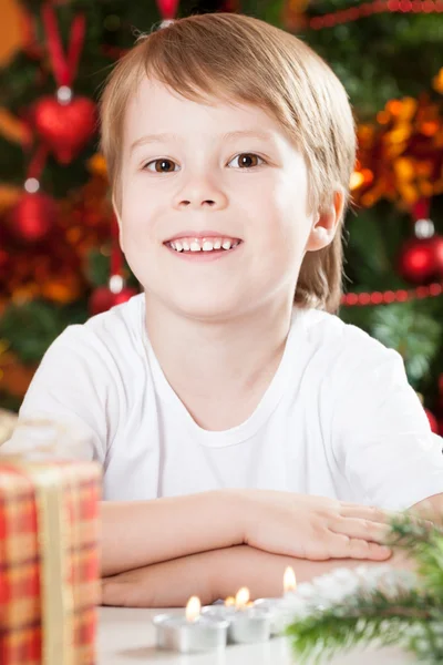 Rapaz sorridente no Natal — Fotografia de Stock