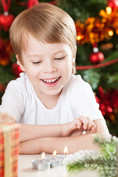 Niño feliz en Navidad — Foto de Stock
