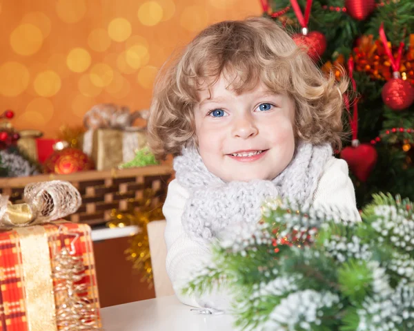 クリスマスイブに幸せな子供 — ストック写真
